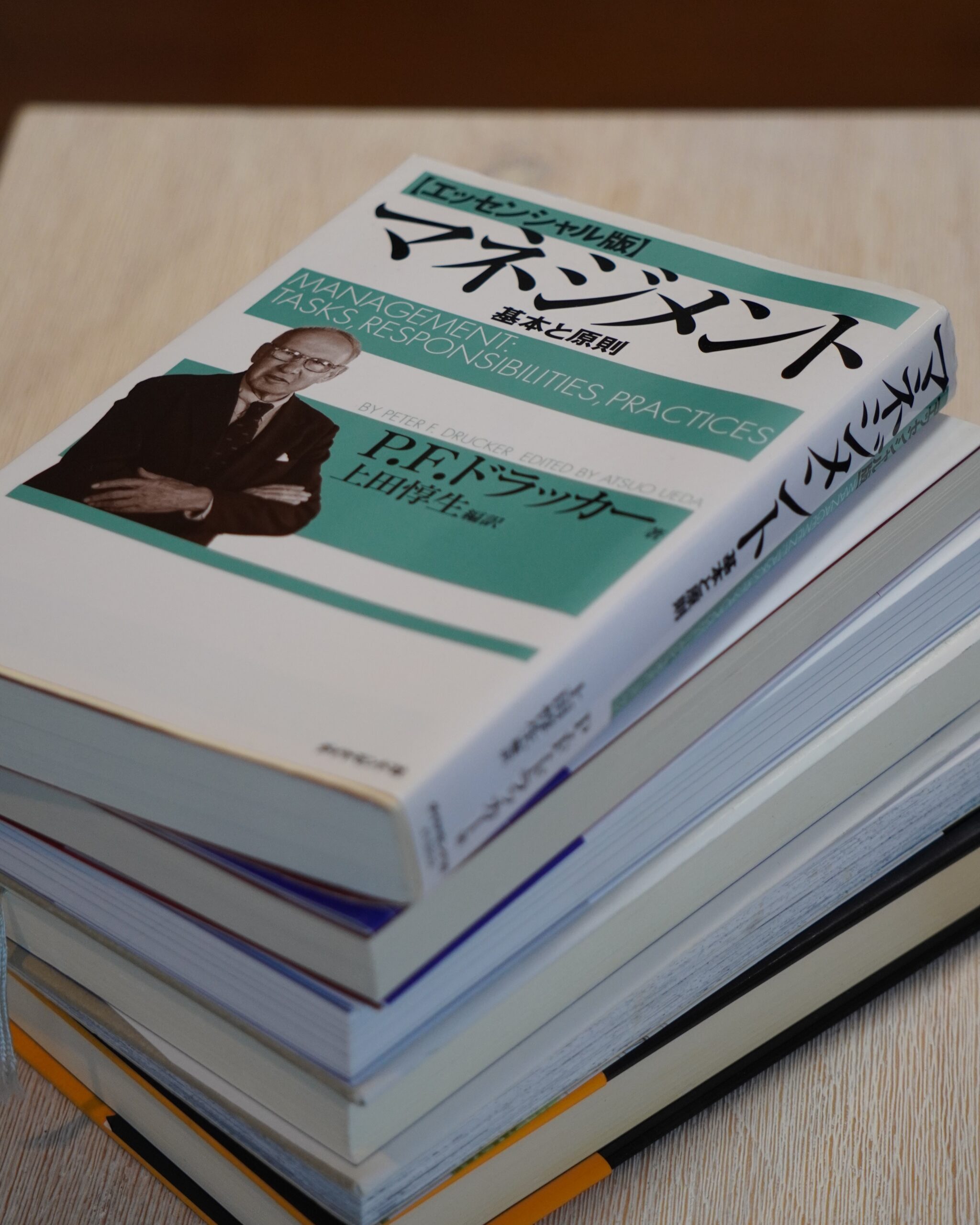 『もしドラ』気分で読むと確実に挫折する名著。ドラッカー『マネジメント』の正しい歩き方と、その真髄